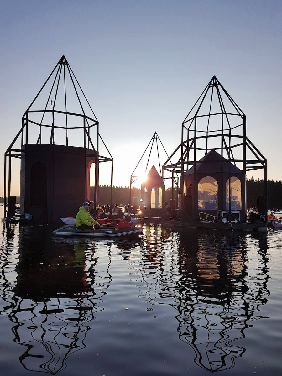 Skanas Boot Festival mit speziell angepassten DIY-Flößen