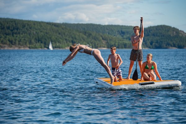 Sommerspaß an der Westküste von Schweden: Vier Freunde auf einem Ufloat
