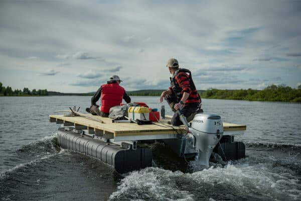 Zwei Angler nutzen Ufloat Ponton-System als stabile Angelplattform auf dem Wasser