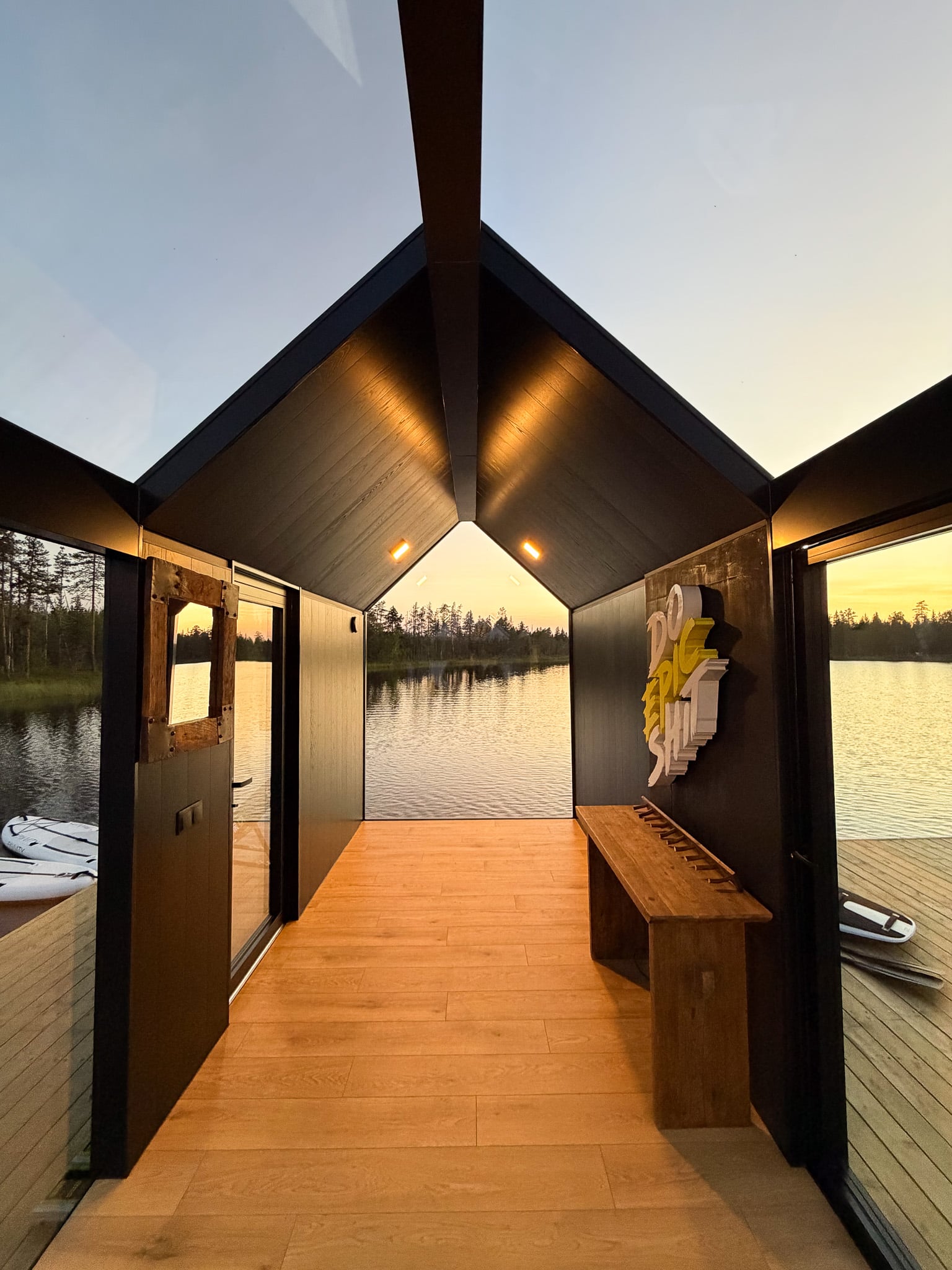 Selbstgebautes Hausboot mit Ufloat-System in Lappland