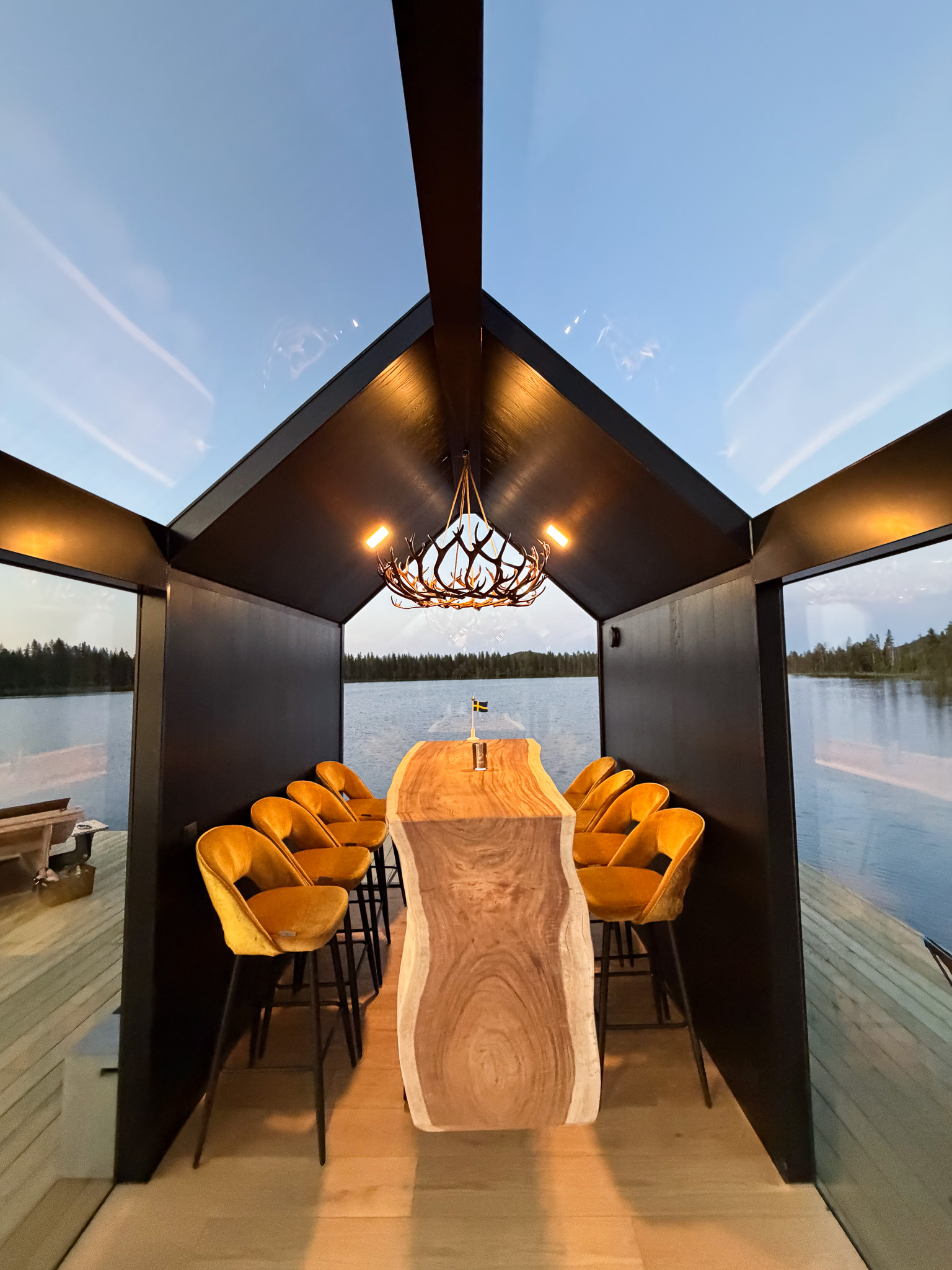 Esszimmer mit Aussicht in einem Ufloat System-M-Hausboot in Lappland