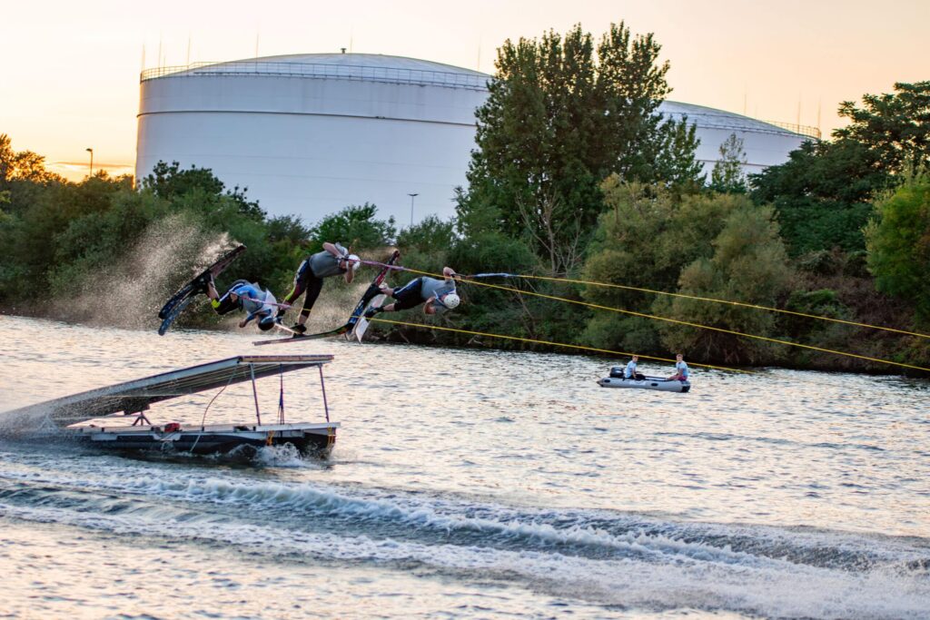 Eine Sprungschanze zum Wasserskifahren