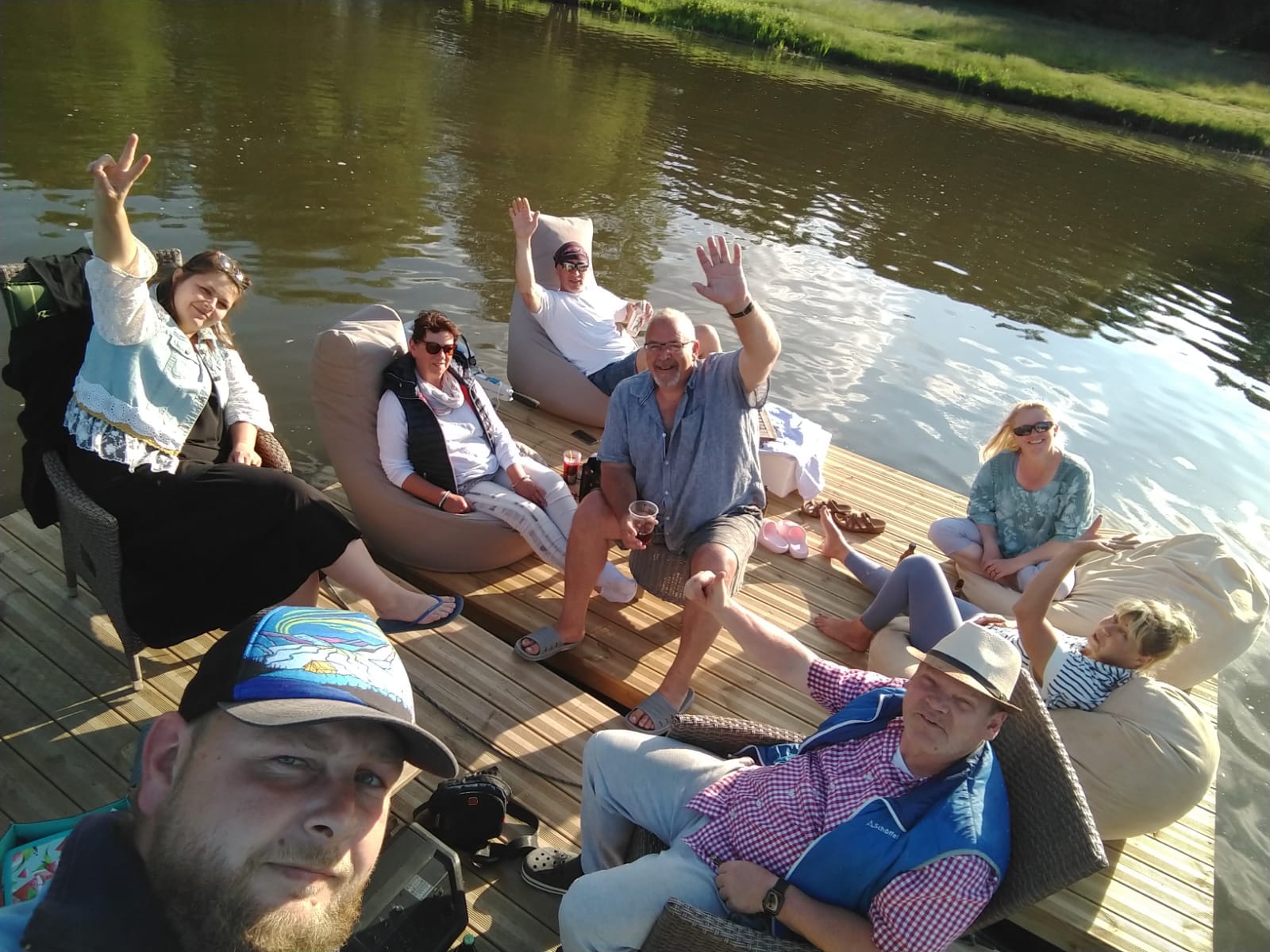 Feier auf selbstgebauten Ufloat-Katamaranen auf dem Spreewaldsee