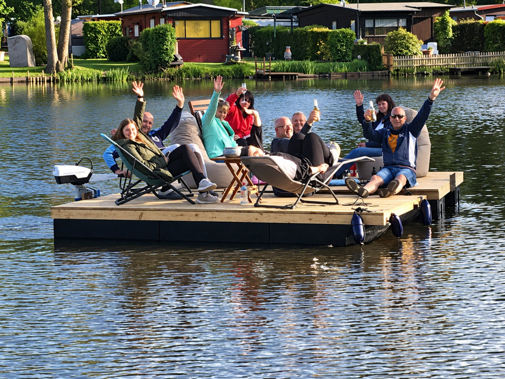 Zwei Ufloat Mini-Katamaran-Schlauchboote mit zufriedenen Besitzern