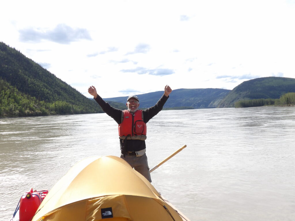 Freiheit genießen auf einem selbstgebauten Katamaran vom Typ „Ufloat System“ mit Aluminiumrahmen und einem Zelt auf dem Yukon in Kanada