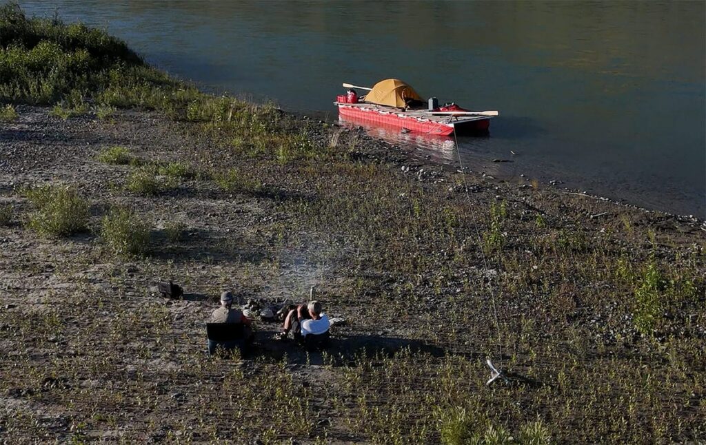 Picknick am Yukon mit einem selbstgebauten Katamaran vom Typ „Ufloat System“ im Hintergrund