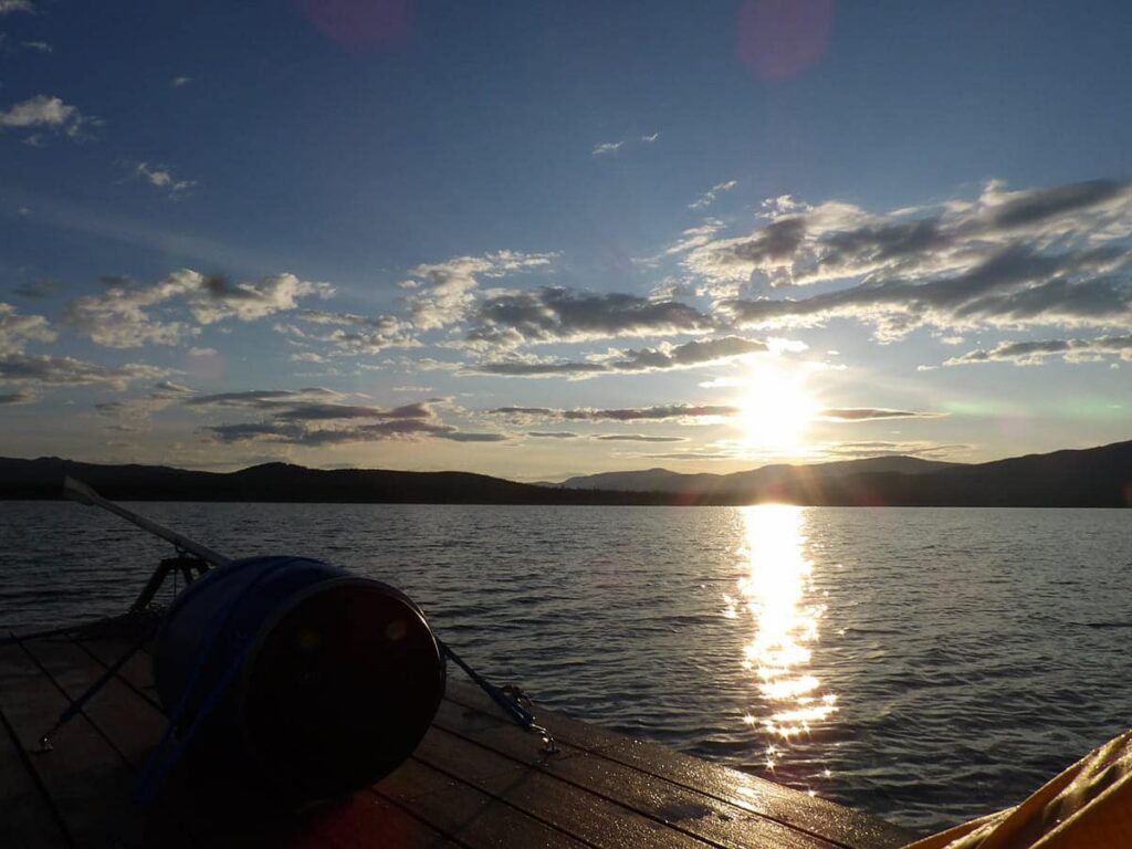 Abenddämmerung auf einem selbstgebauten Floß während der Ufloat Yukon Expedition 2025