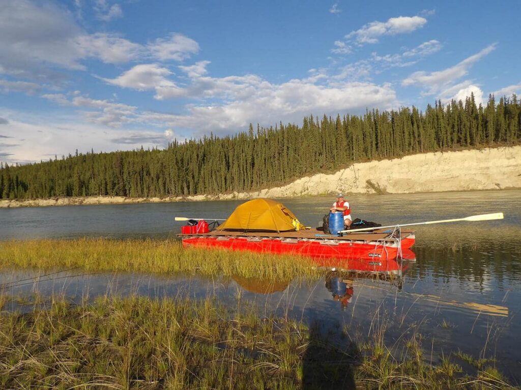 Selbstgebautes Katamaran-Floß für die „Ufloat Yukon Expedition 2025“